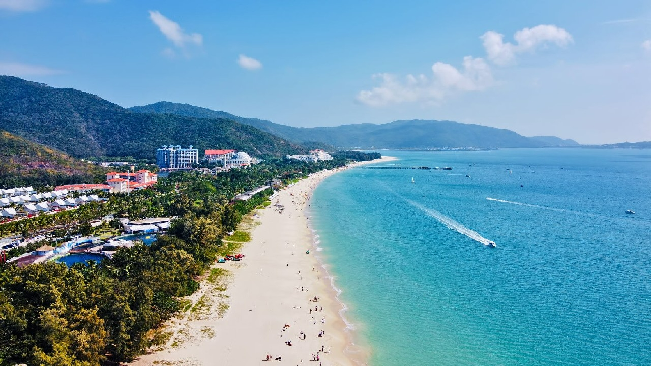 Çin'in tatil beldesi Sanya'da binlerce kişi, Covid-19 kısıtlamaları nedeniyle mahsur kaldı