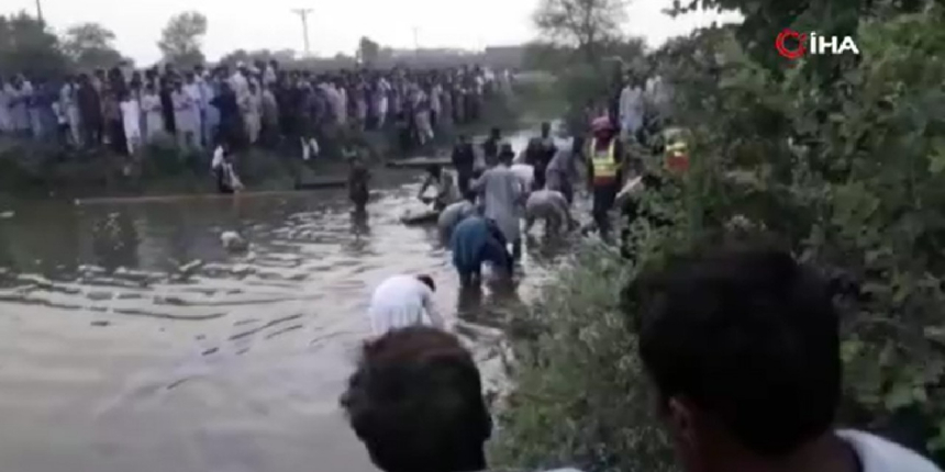 Pakistan’da yolcu otobüsü göle düştü: 8 ölü, 30 yaralı