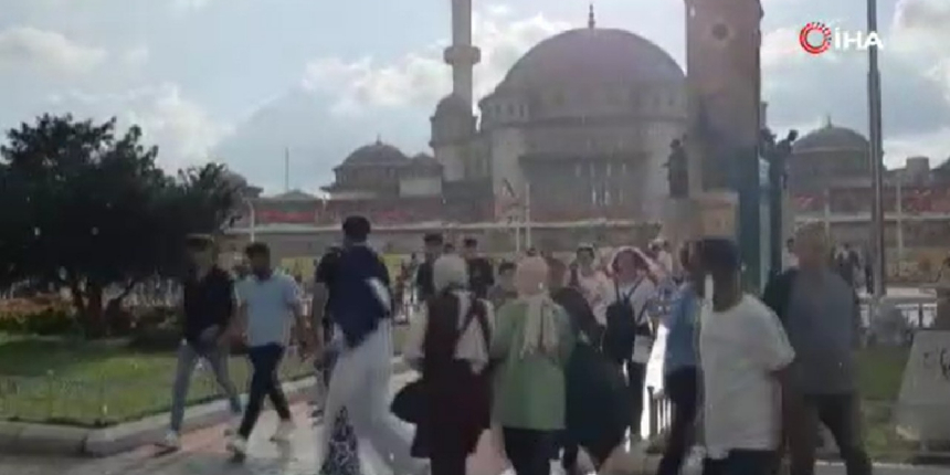 Yaz yağmuru Taksim'i serinletti!