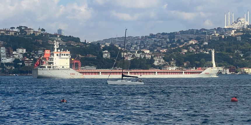 Ukrayna’dan gelen mısır yüklü 'Polarnet' gemisi, Kocaeli'ye gitmek üzere İstanbul Boğazı’ndan geçti