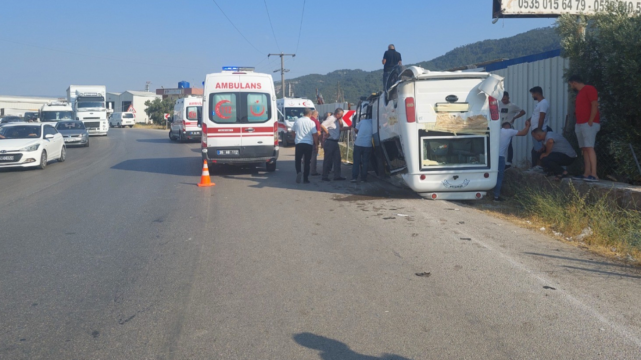 Yolcu minibüsü ile otomobil çarpıştı: 1'i çocuk 5 yaralı