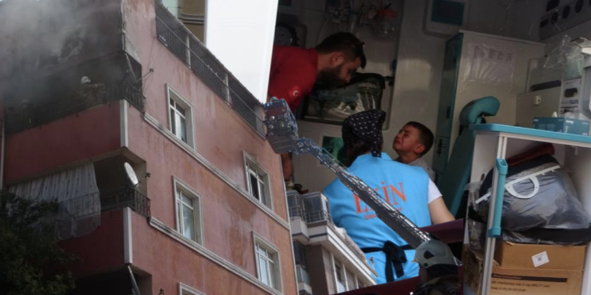 4 katlı binada kombi patladı: Yaralılar var