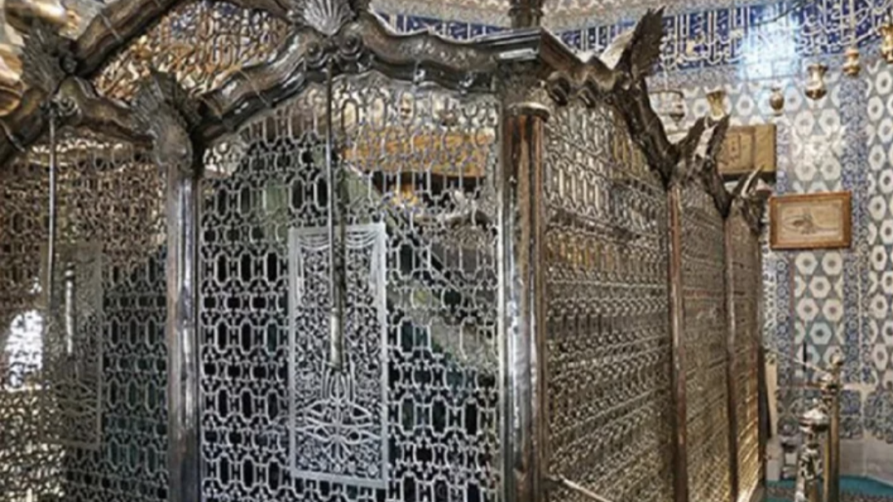 Eyüp Sultan Türbesi'ne çekiçle saldırıp zarar veren saldırgan yakalandı!