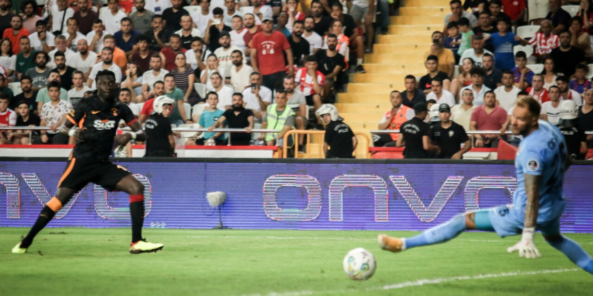 Gecenin adamı Bafetimbi Gomis açıklamalarda bulundu: Çok mutlu ve gururluyum