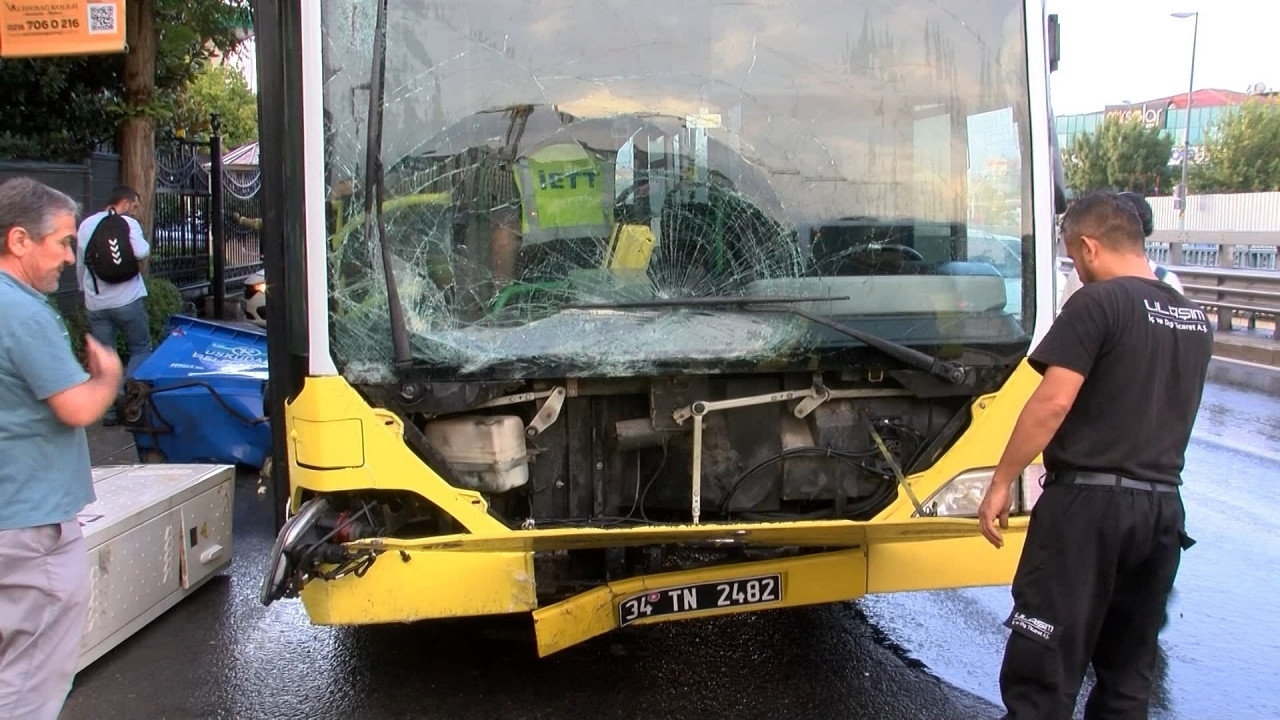 Üsküdar'da İETT otobüsü kaza yaptı: Elektrik panosunu kırarak altına aldı!