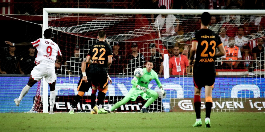 Galatasaray'da Muslera ilk maça damga vurdu! Antalyaspor maçında yaptıklarıyla takdir topladı