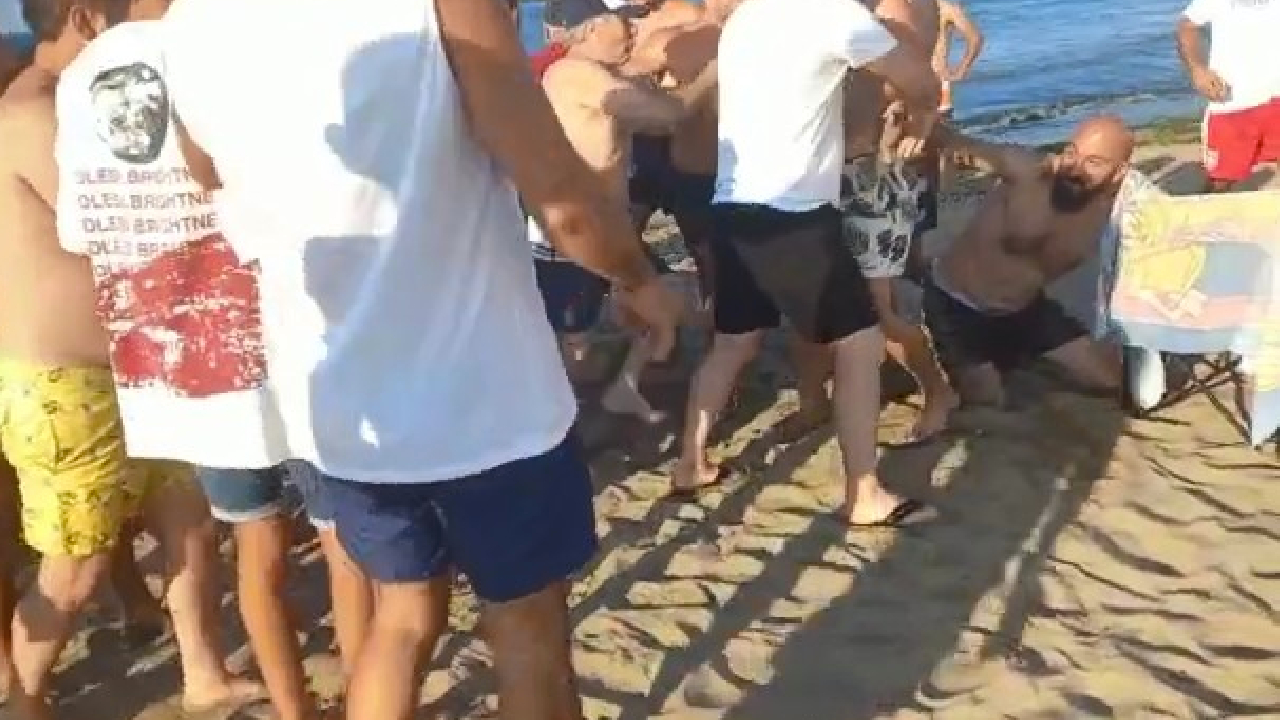 Plajda şort indirdiler! Dayaktan kaçan biri denizde boğuluyordu, halk kurtarılan adamı da dövdü