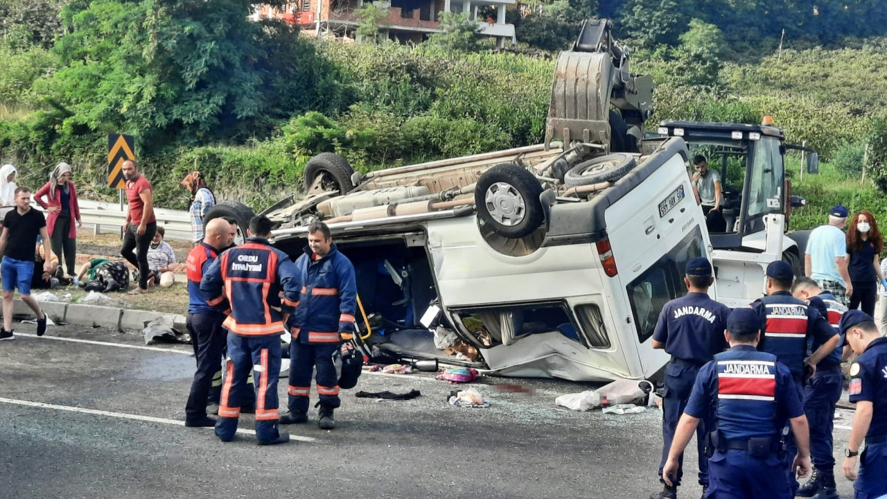 Ordu’da mevsimlik işçileri taşıyan minibüs takla attı: Çok sayıda yaralı var!