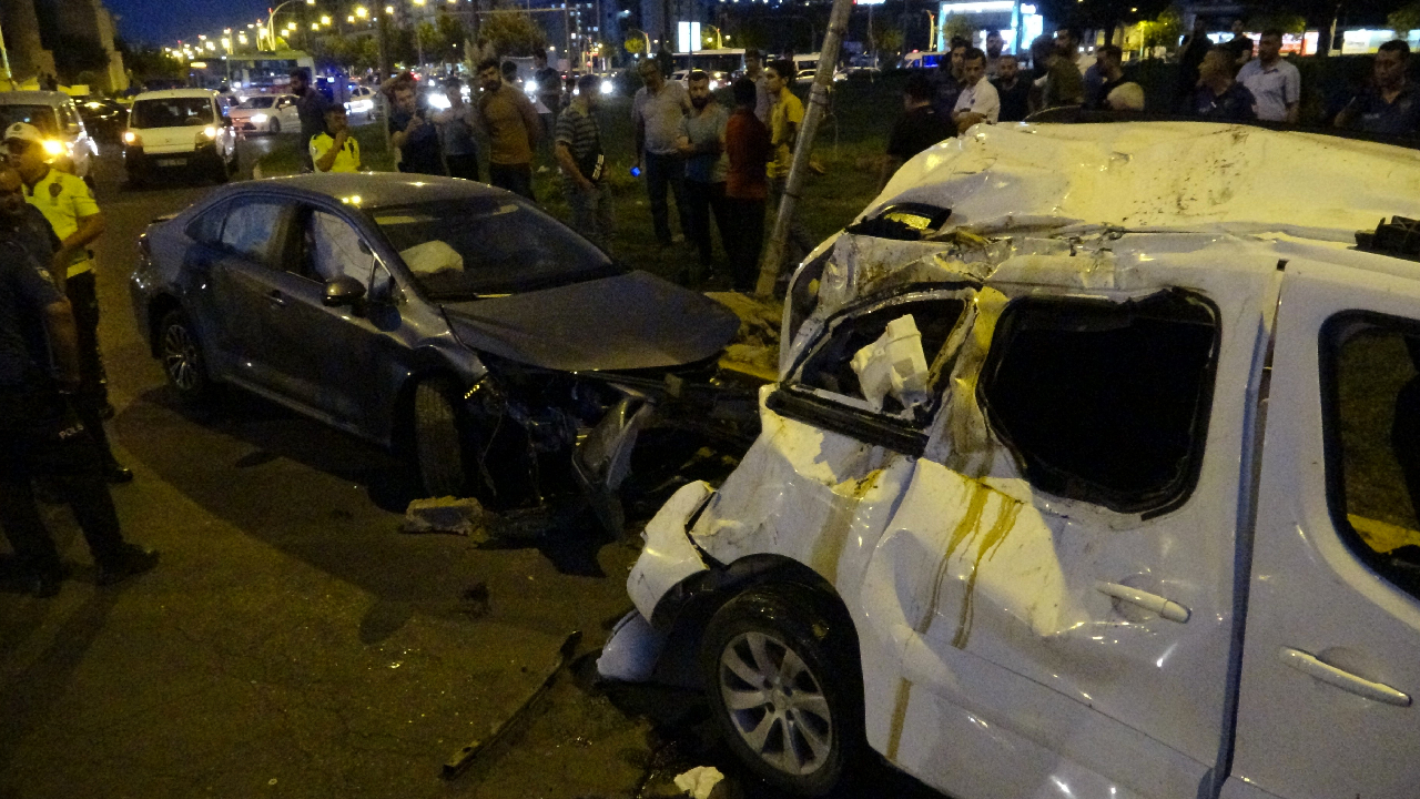 Otomobil takla atıp başka bir aracın üzerine düştü! 4’ü çocuk 10 kişi yaralandı