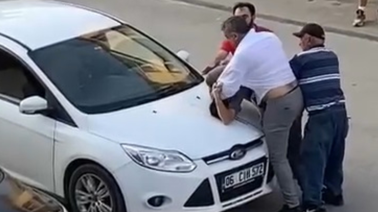 Yol verme kavgasında sürücünün burnunu kırdı