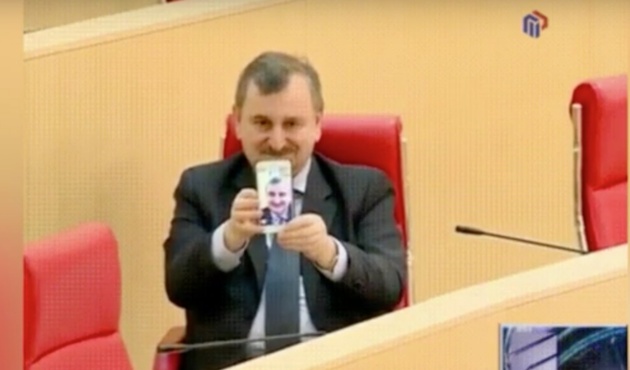 Gürcü politikacının "Selfie" ile imtihanı... / VİDEO