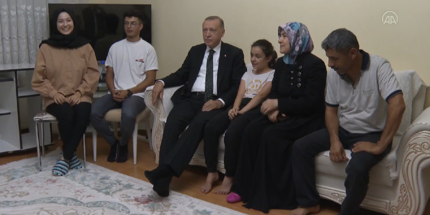Cumhurbaşkanı Erdoğan, çay davetinde bulunan aileyi ziyaret etti