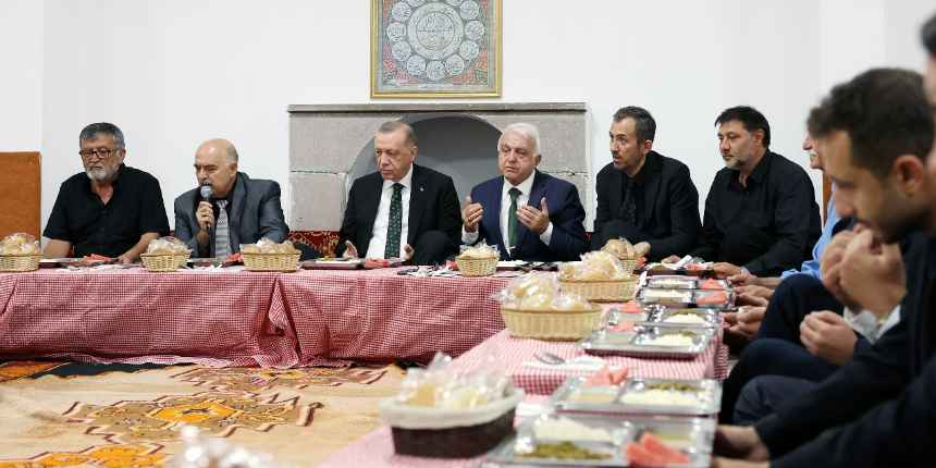 Cumhurbaşkanı Erdoğan, cemevinde Alevi dedeleriyle birlikte iftar yaptı