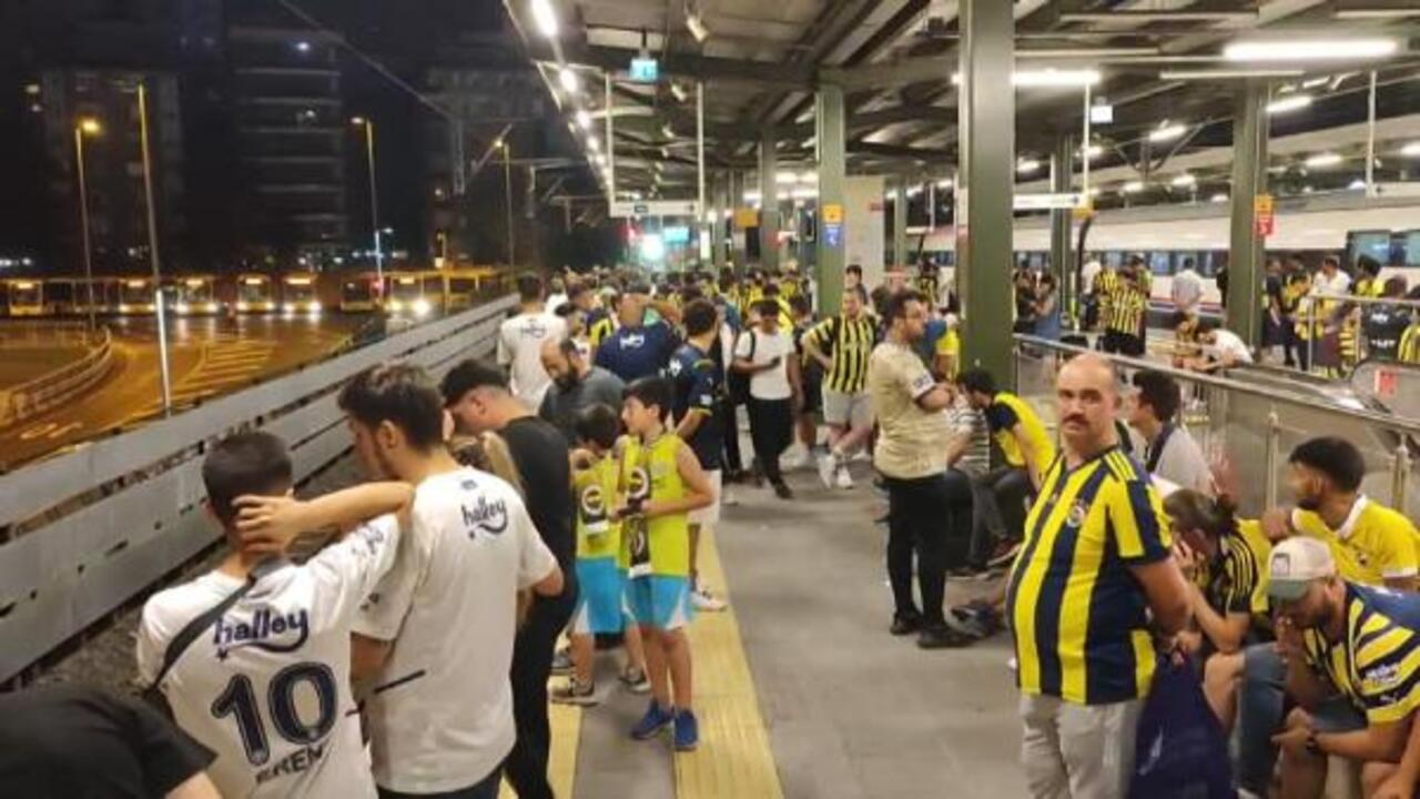 Fenerbahçeliler yolda kaldı! Marmaray'da protesto ek seferi zorunlu kıldı