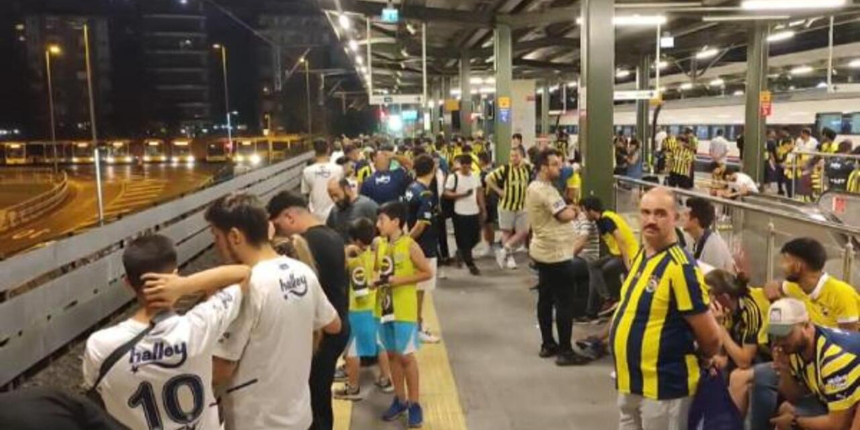 Fenerbahçeliler yolda kaldı! Marmaray'da protesto ek seferi zorunlu kıldı