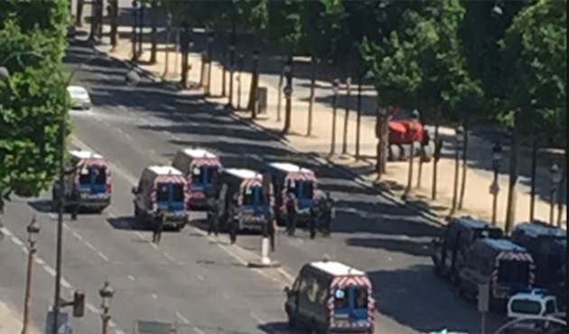 Paris'te alarm! Silahlı sürücü öldü, araç patladı...