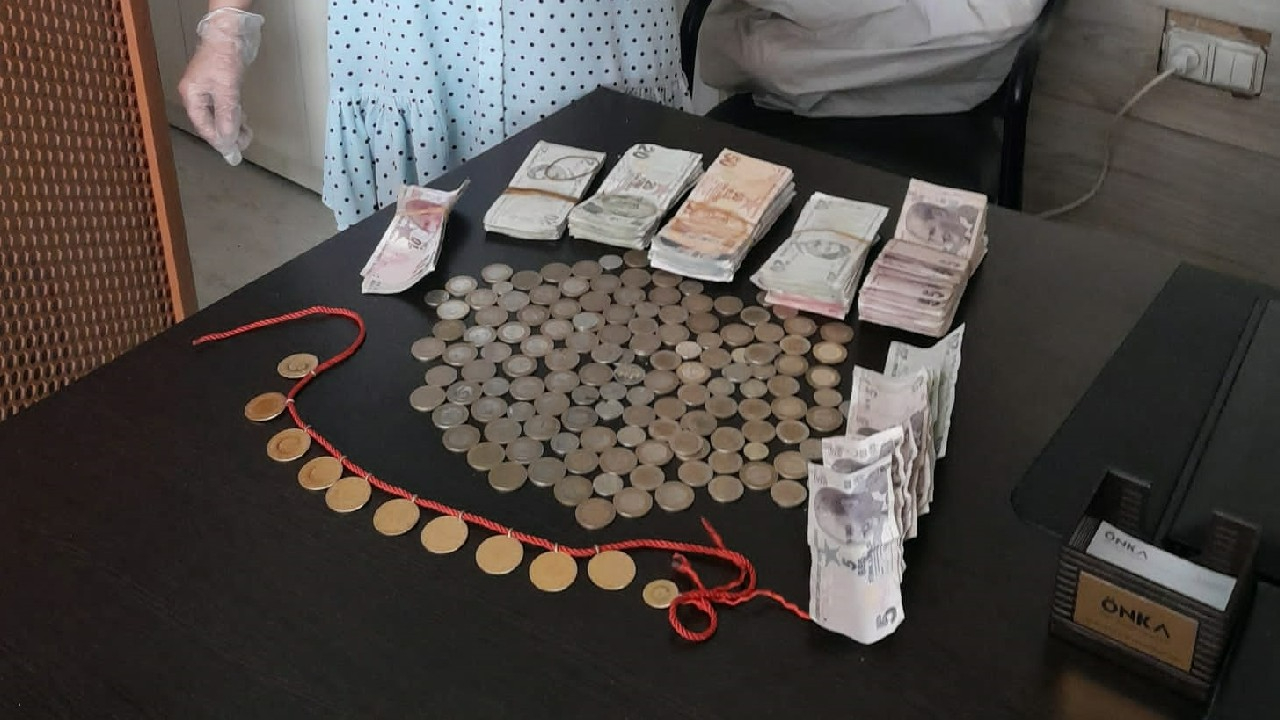 Dilencinin üzerinden 10 cumhuriyet altını ile 9 bin 165 lira çıktı!