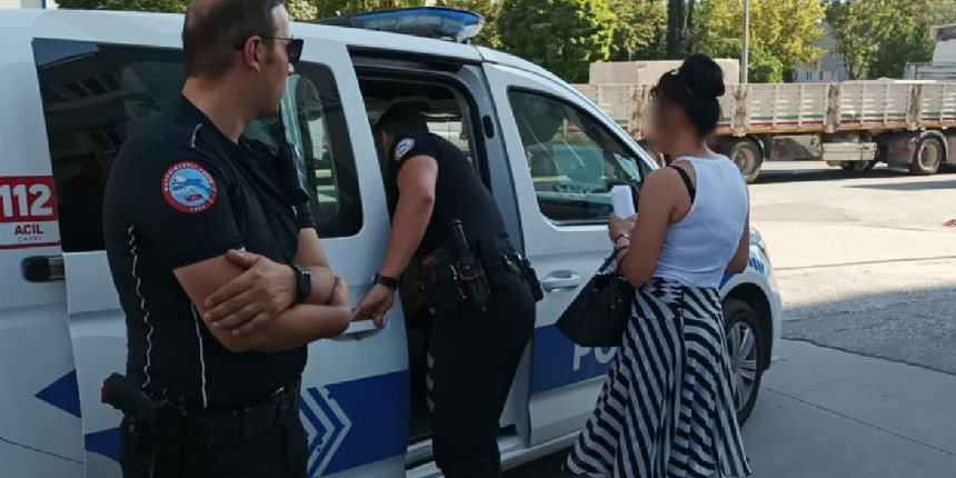 Genç kadın, sokak ortasında yumruklu saldırıya uğradı!