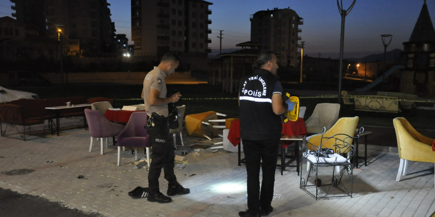 Otomobilden rastgele ateş açıldı: Yaralılar var