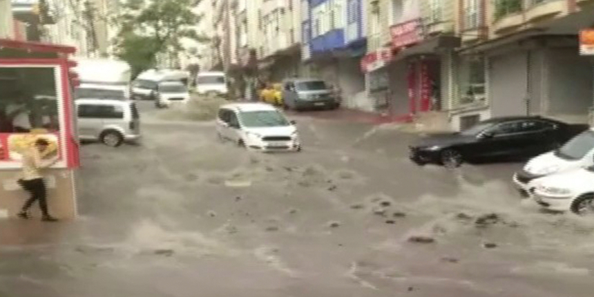İstanbul'a beklenen sağanak yağış geldi: Caddeleri su bastı, trafik durma noktasına geldi