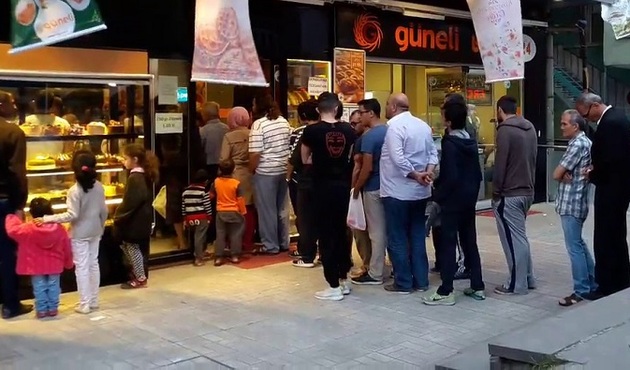 Pide kuyruğunda silahlı kavga: Yaralılar var!