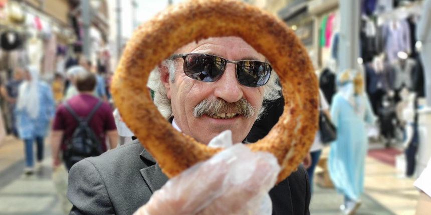 Takım elbise ile simit satıyor! Aylık kazancını duyanlar ise kulaklarına inanamıyor
