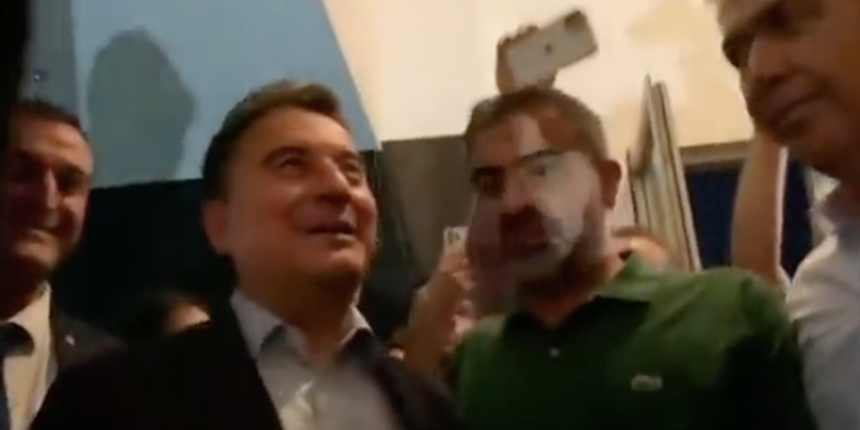 Ali Babacan'a çıktığı binada tepki