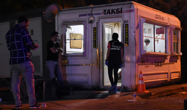 İstanbul'da olaylı gece!  Bir minibüs dolusu grup, taksi durağını bastı