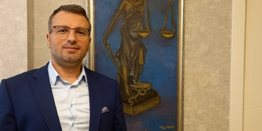 Aracıyla hız yapan avukatın cezası, kamu görevi yaptığı gerekçesiyle iptal edildi