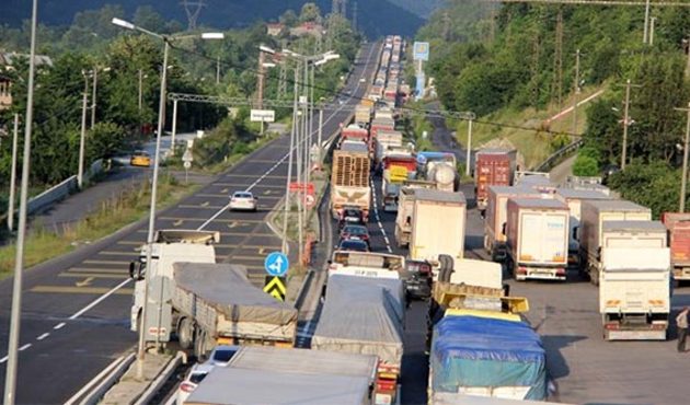 Bolu Dağı'nda trafik felç! Kilometrelerce kuyruk oluştu...