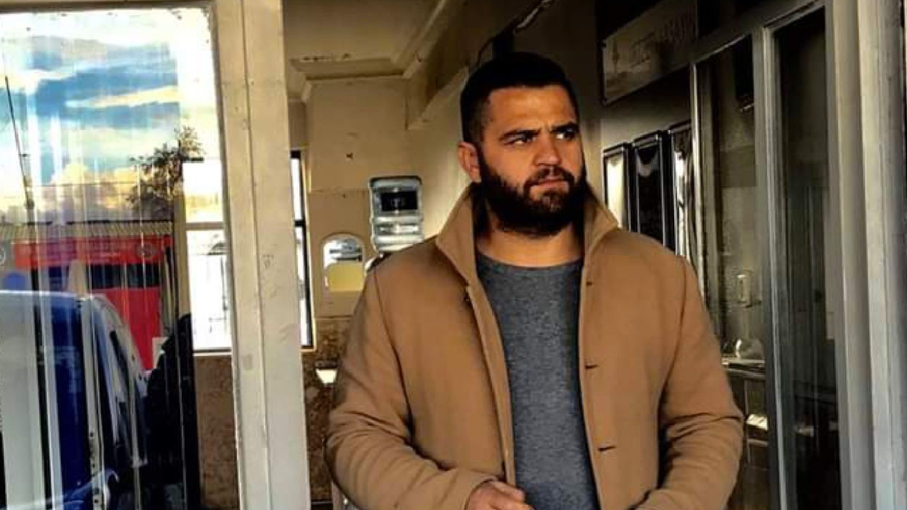 İş adamı evinin önünde otururken silahlı saldırıya uğradı