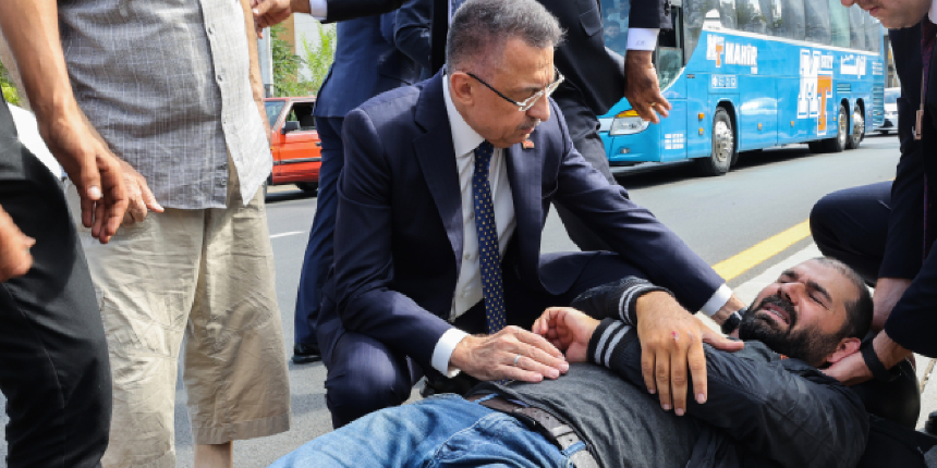 Cumhurbaşkanı Yardımcısı Oktay, kaza yapan motosikletlinin yanından ayrılmadı