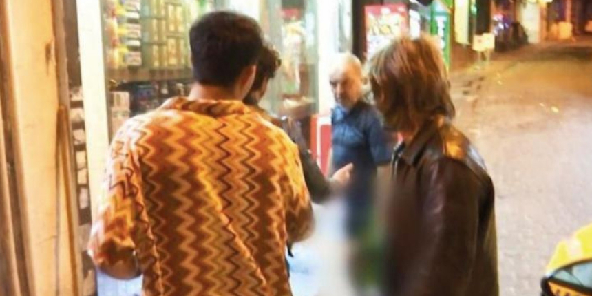 Dünyaca ünlü Arctic Monkeys grubunun Beyoğlu'nda olaylı gecesi: Bakkal küfür ederek kovdu!