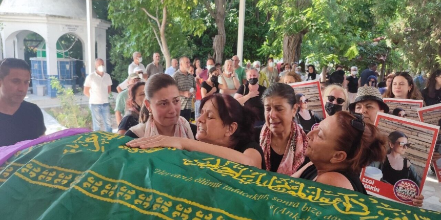 Ezgi Özarslan, gözyaşlarıyla toprağa verildi! Annesinin feryadı yürekleri dağladı