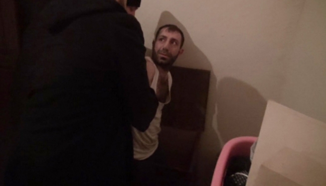 Aranan zehir taciri sandıktan çıktı!