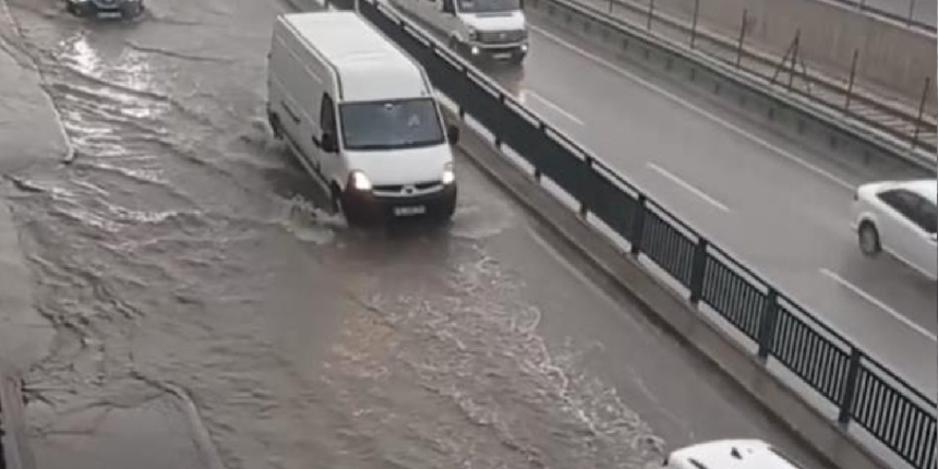 Bursa'da sağanak yağış hayatı felç etti!