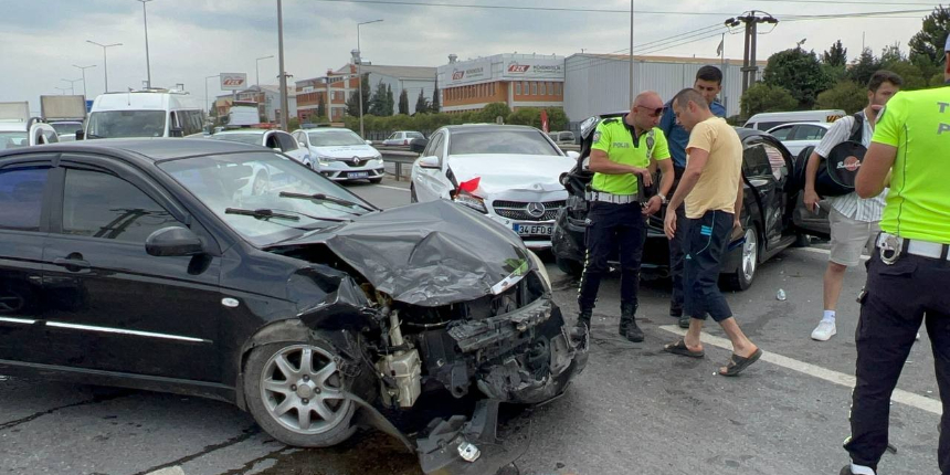 Kocaeli'de zincirleme trafik kazasında 6 kişi yaralandı!