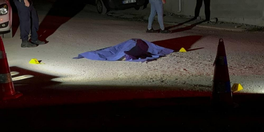 Boşanma aşamasındaki eşini sokak ortasında silahla öldürdü!