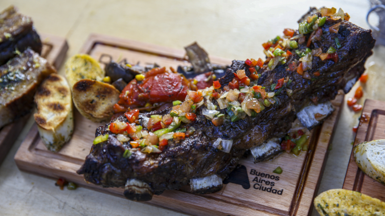 Şefler en lezzetli 'asado'yu pişirmek için yarıştı