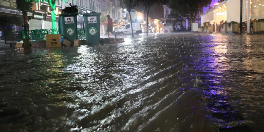 Edirne'de sağanak yağış etkili oluyor!