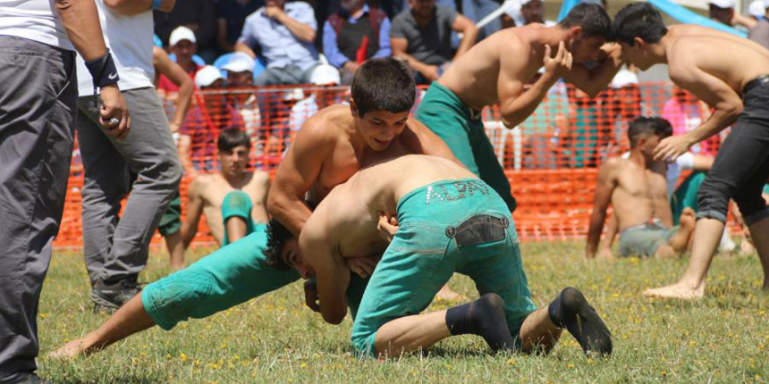 Erzurum Ovası Güreş Festivali'nde birbirinden yiğit güreşçiler er meydanına çıktı