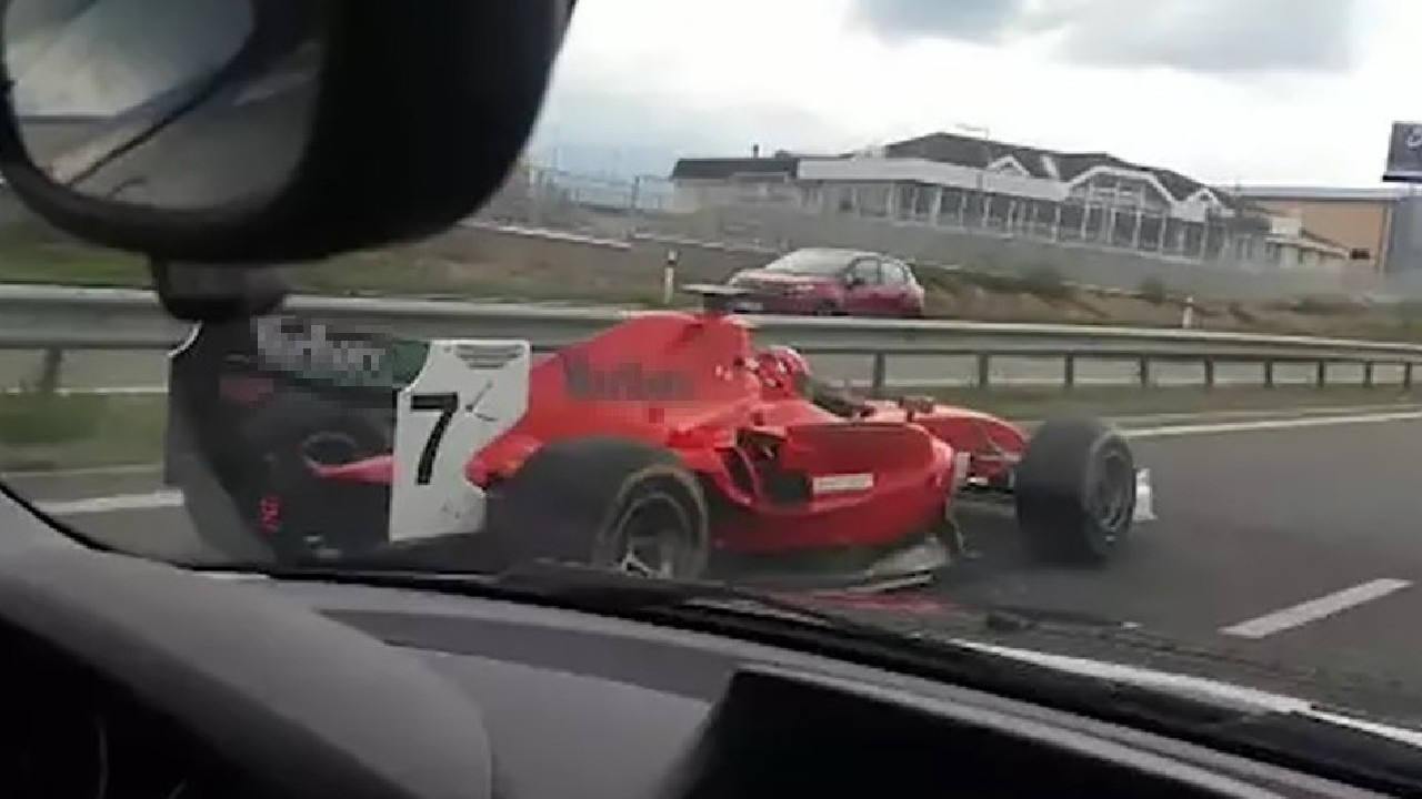 Çekya’da polis Formula 2 yarış arabası ile otoyola çıkan sürücünün peşinde