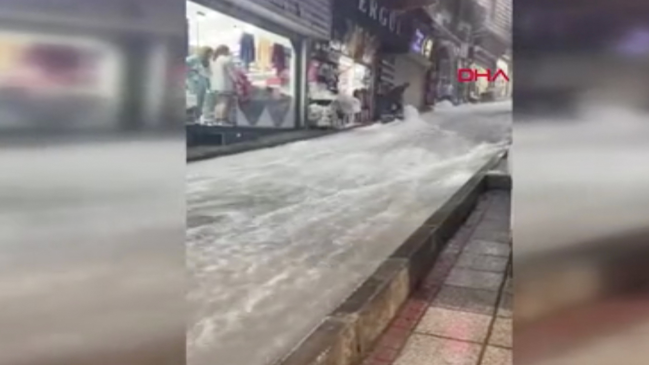 İstanbul'da sağanak yağış etkisini artırıyor: Mısır Çarşısı ve Kapalıçarşı'yı su bastı