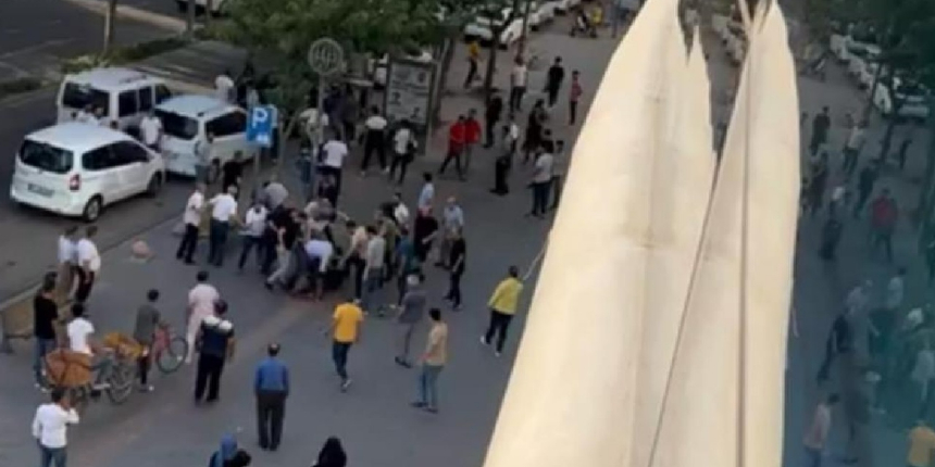 Cadde üzerinde meydan dayağı! O anlar kamerada...