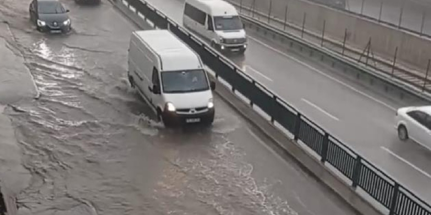 Bursa'da sağanak yağış hayatı felç etti