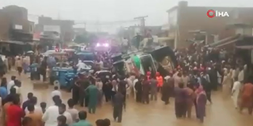 Pakistan'da kamyon yolcu otobüsünün üzerine devrildi: 13 ölü, 5 yaralı
