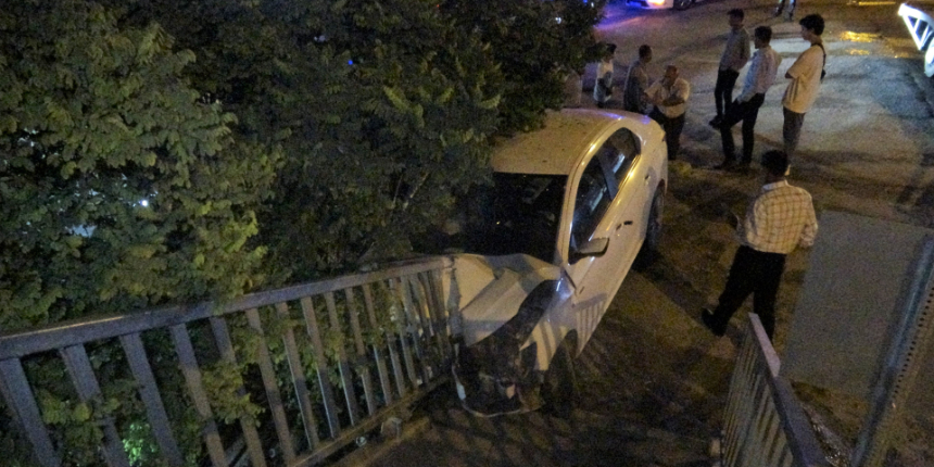 Otomobil, yaya üst geçidine çarptı: 4 yaralı!