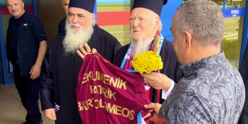 Bartholomeos'a 'Ekümenik Patrik' yazılı forma hediye edilmesine büyük tepki: Vatana ihanetle eşdeğer