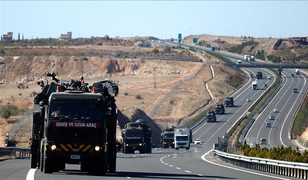 Suriye sınırına 4'ü obüs yüklü 11 askeri araç sevk edildi...