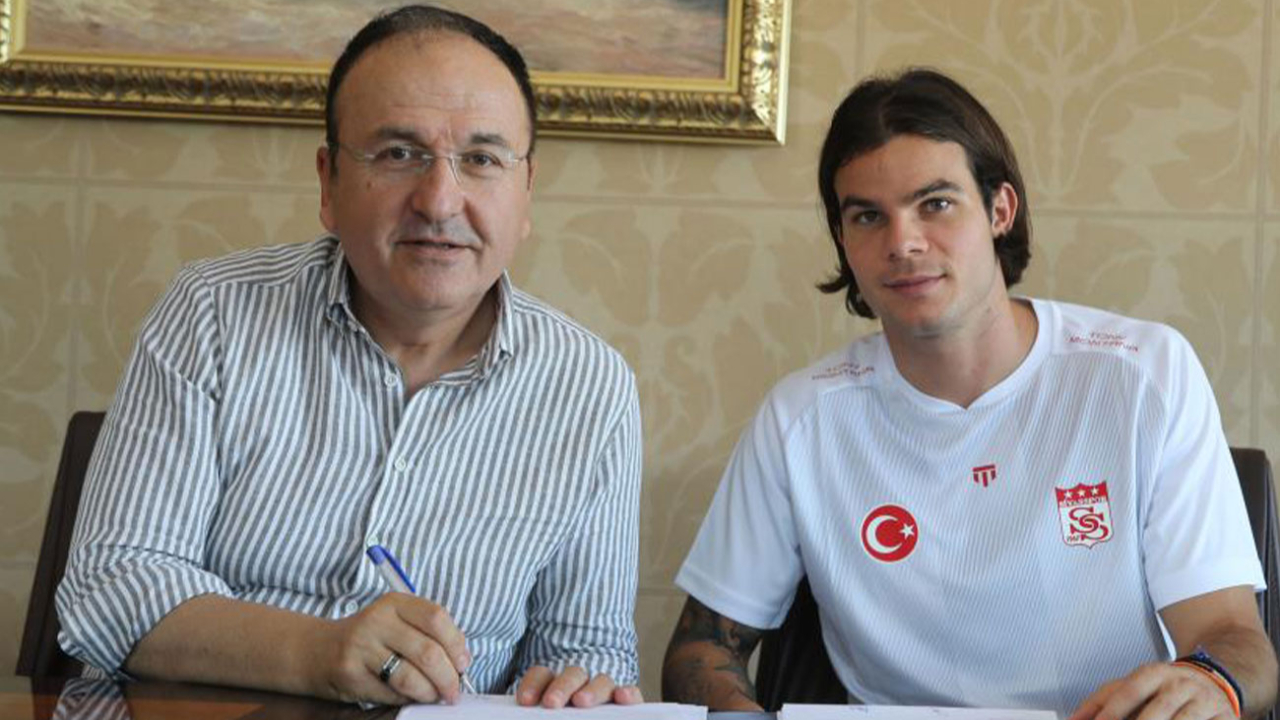 Sivasspor, orta saha oyuncusu Charilaos Charisis'i resmen kadrosuna kattı